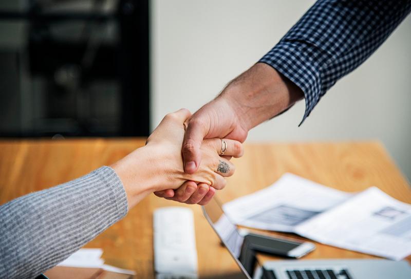 condicions de contractació de serveis estuditic